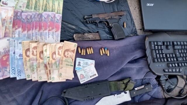 Dos hombres armados se llevaron dinero y varios objetos. Huyeron en una camioneta pero el conductor fue detenido. (Rosario 3)