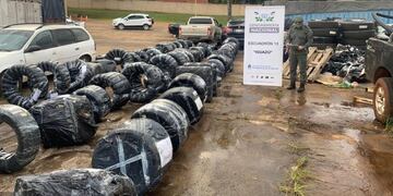 Secuestran contrabando de neumáticos en Puerto Iguazú.