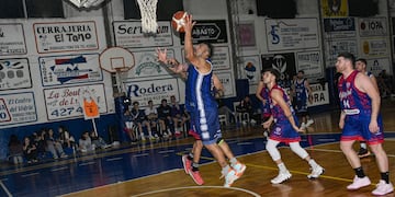 Espora tiene un partido exigente, visita a Barrio Hospital. (Foto: Néstor Franchi).