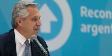 El presidente Alberto Fernández afirmó hoy que se debe "priorizar al capital argentino que produce y da trabajo en la Argentina", y ratificó que "nada hay más importante que el desarrollo de la industria argentina". (Presidencia)