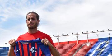 Lucas Melano no rindió en San Lorenzo. Y en Belgrano pensaron en su regreso.