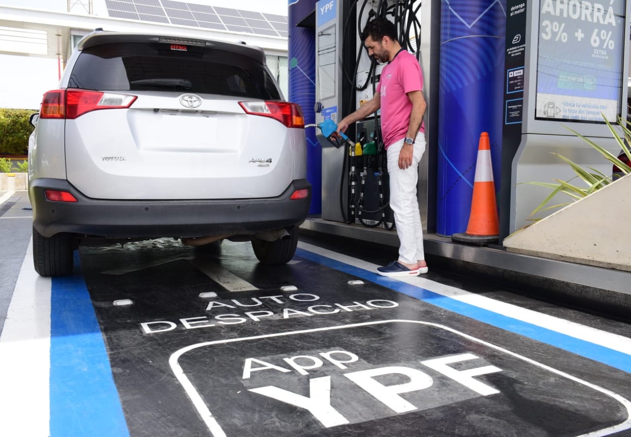 Cómo es el procedimiento para cargar combustible por tu cuenta.