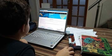 La pandemia obligó a los niños contar con dispositivos tecnológicos para participar de la escuela. Sin embargo, no todos cuentan con los recursos.