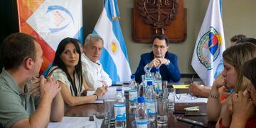 El presidente del Concejo Deliberante San Salvador de Jujuy, Lisandro Aguiar, encabezó la reunión con el secretario Marenco y su equipo, en la Sala de Comisiones.