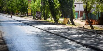 Una conductora distraída no vio la referencia de “pavimento fresco” y terminó atascada con el auto en plena obra.