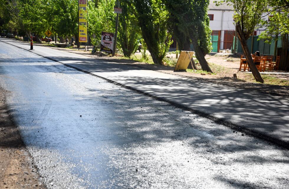 Insólito momento en Santa Cruz: una mujer iba manejando y quedó atascada en el pavimento fresco