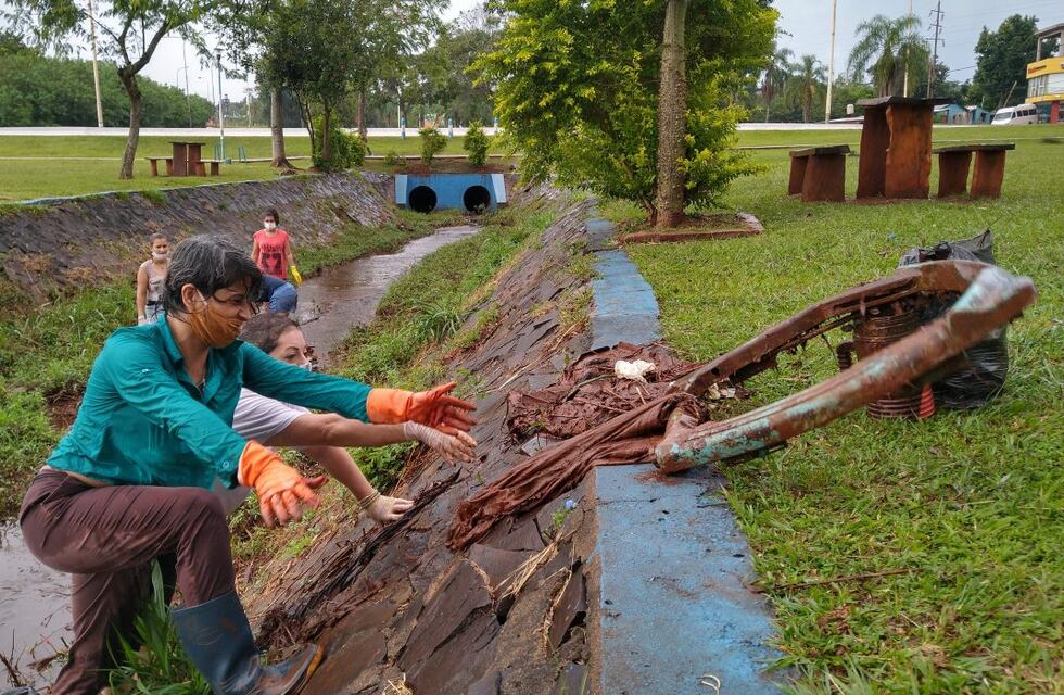 Voluntarias limpiaron el arroyo en la rotonda de acceso