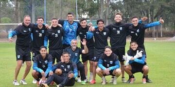El DT Darío Franco (izq.), junto a integrantes del cuerpo técnico y futbolistas de Gimnasia de Jujuy, en el complejo Papel Noa.