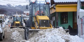 Continuando con las tareas previstas en el Operativo Invierno se procedió a la limpieza de la calle Perón entre 12 de Octubre y Fuegia Basket.