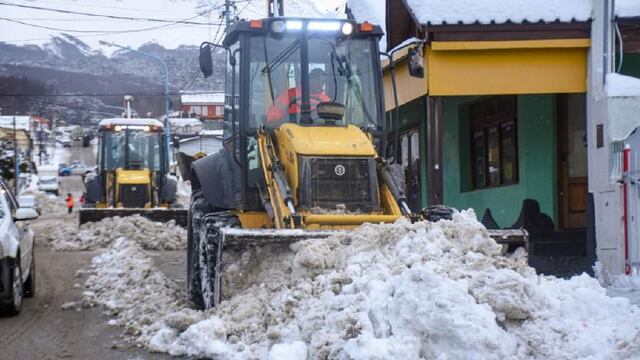 Continuando con las tareas previstas en el Operativo Invierno se procedió a la limpieza de la calle Perón entre 12 de Octubre y Fuegia Basket.