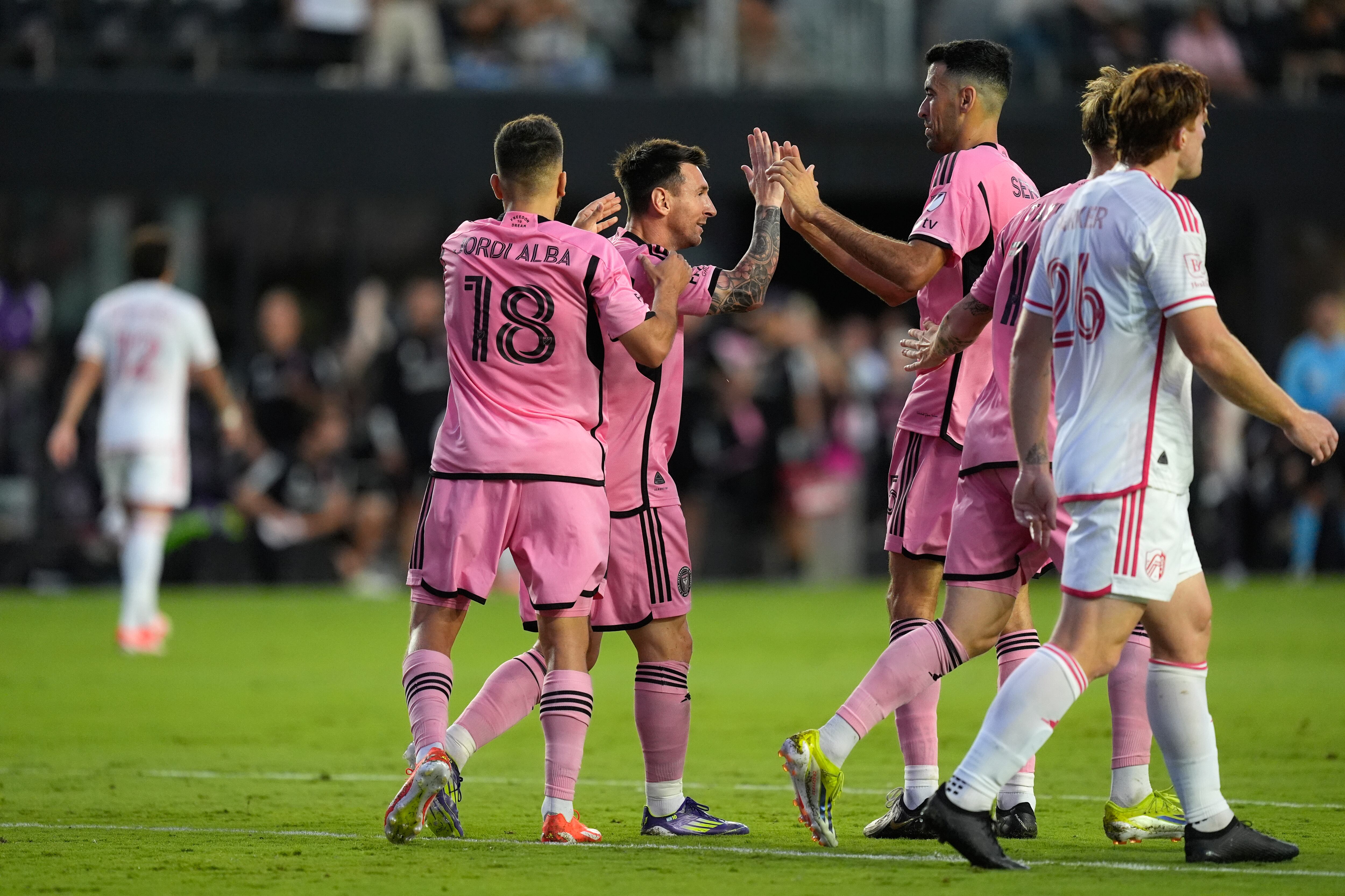 El delantero del Inter Miami Lionel Messi celebra con Jordi Alba y Sergio Busquets tras anotar en el encuentro de la MLS ante St. Louis City el sábado 1 de junio del 2024. (AP Foto/Rebecca Blackwell)