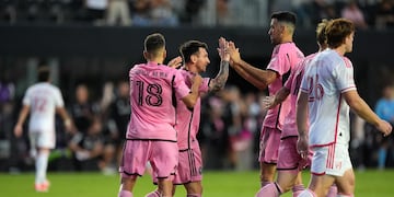 El delantero del Inter Miami Lionel Messi celebra con Jordi Alba y Sergio Busquets tras anotar en el encuentro de la MLS ante St. Louis City el sábado 1 de junio del 2024. (AP Foto/Rebecca Blackwell)