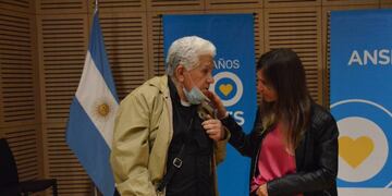 Fernanda Raverta junto a un jubilado