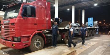 Detienen camión con marihuana sobre el puente San Roque González de Santa Cruz.