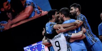 Abrazados a la victoria. La Selección Argentina de vóley venció 3-0 a Serbia en la Liga de Naciones.