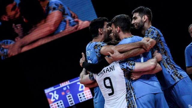 Abrazados a la victoria. La Selección Argentina de vóley venció 3-0 a Serbia en la Liga de Naciones.