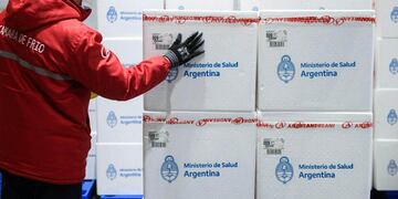 Un total de 1.147.000 dosis de los componentes 1 y 2 de Sputnik V, producidas en la Argentina por Laboratorios Richmond, llegará entre hoy y mañana a las 24 jurisdicciones del país para avanzar en la aplicación de los esquemas de vacunación contra el coronavirus. (Télam)