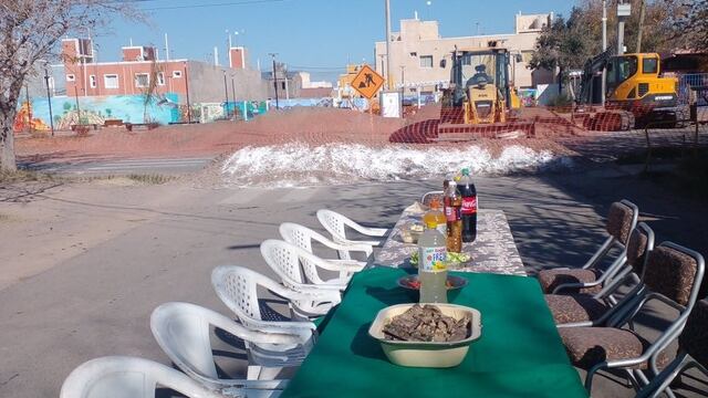La imagen de la mesa familiar en medio de una calle cortada se viralizó en Twitter.