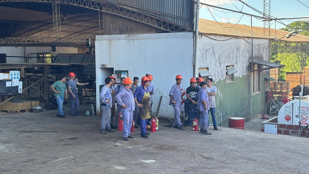 Incendio en un aserradero de Garupá movilizó a siete dotaciones de bomberos y reavivó la alerta por riesgo extremo en Misiones.