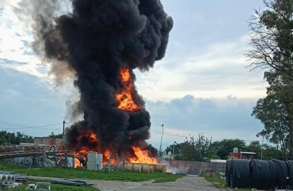 Voraz incendio en zona sur de Córdoba: las llamas tumbaron una torre de comunicaciones