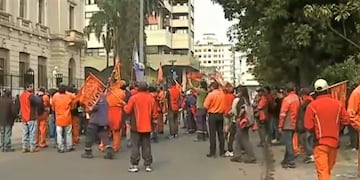 Trabajadores viales de Jujuy se movilizaron hasta la Casa de Gobierno para insistir con su reclamo por mejores condiciones salariales.
