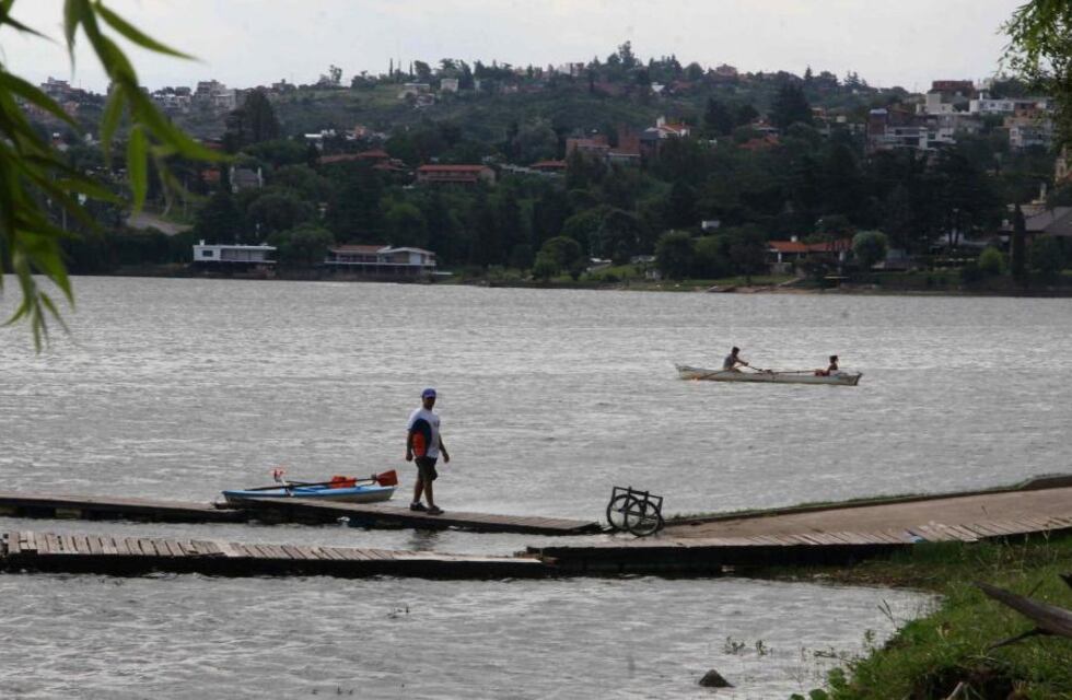 Tras las crecidas, el lago San Roque comienza a recuperar su nivel de agua