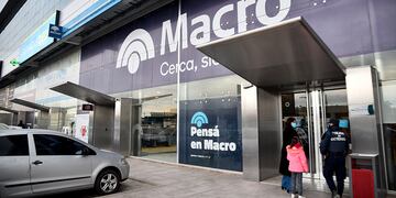 Una mujer de 39 años violentó la puerta de ingreso de un local de banco Macro ubicado en avenida Colón al 5.050, donde provocó destrozos.