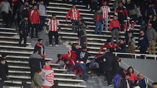 Peleas entre hinchas al final del partido de Instituto y River.