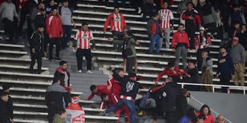 Peleas entre hinchas al final del partido de Instituto y River.