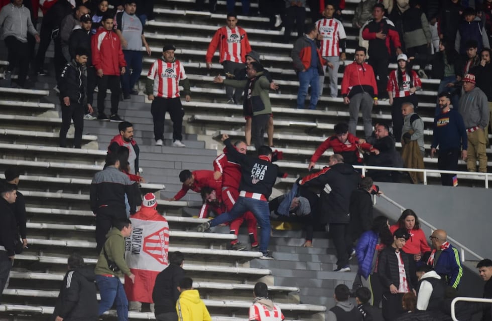 Tras la derrota de Instituto ante River, se desataron peleas entre los hinchas