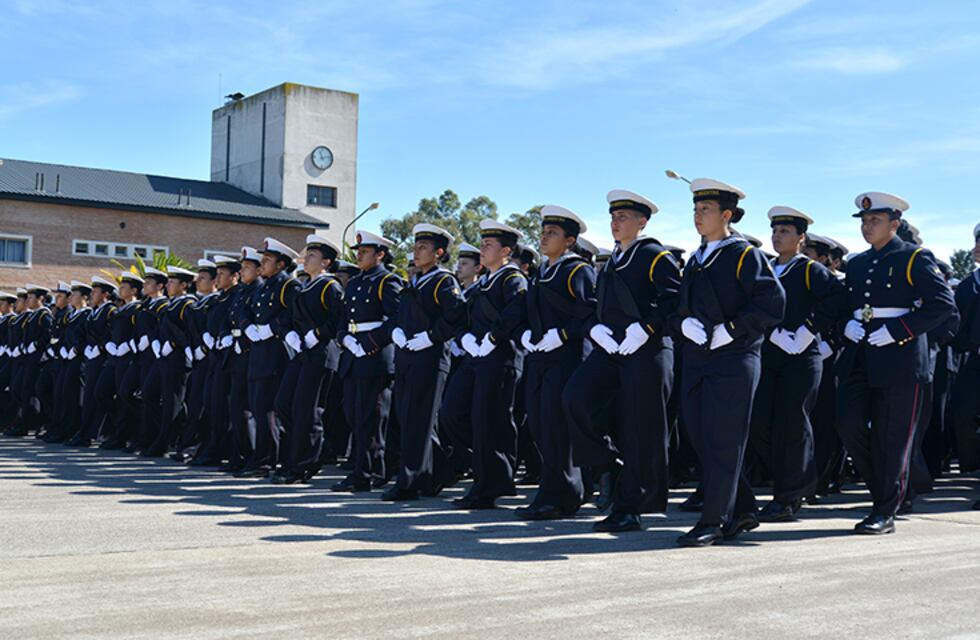 Puerto Belgrano: entregaron uniformes a los Aspirantes de la promoción 127