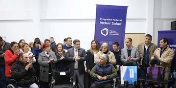 Medina Ruiz entregó sillas de ruedas en el Programa Integrar Salud.