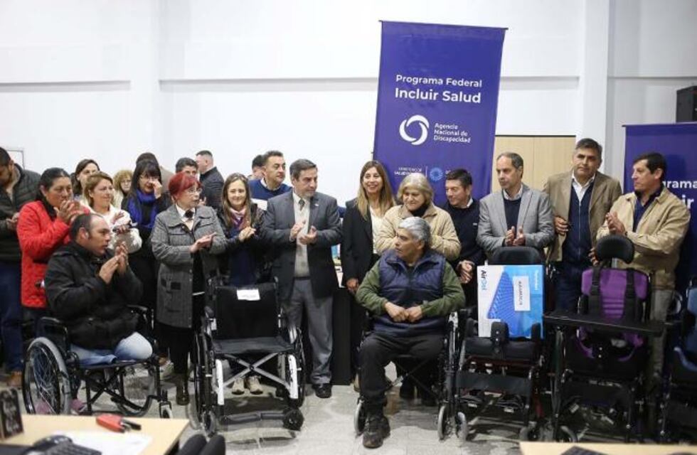 Incluir Salud: Medina Ruiz hizo entrega de sillas de ruedas