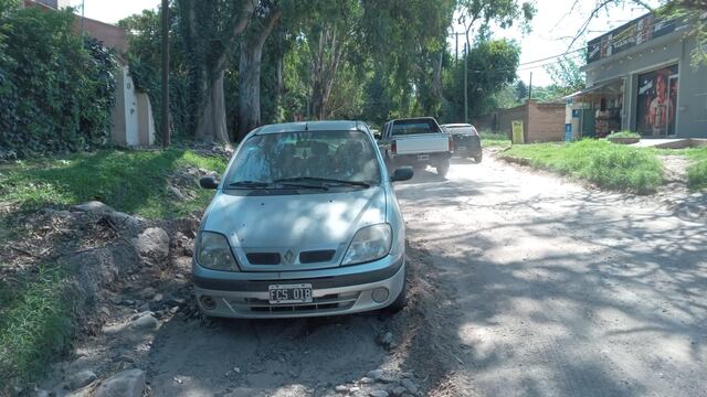 Un automóvil varado, en la calle principal de barrio Valle del Sol, en Mendiolaza.