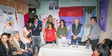 Vecinos de Alto Comedero escucharon a los candidatos a legisladores nacionales del frente Cambia Jujuy, en una reunión en el barrio Tupac Amaru.