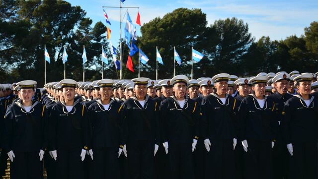 Día de la Bandera en Puerto Belgrano: jura, promesa y entrega de espadas