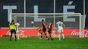 El golazo de Bruno Barticciotto (32) para Talleres. Se lo empató muy rápido Instituto (Nicolás Bravo / La Voz).