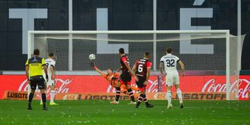 El golazo de Bruno Barticciotto (32) para Talleres. Se lo empató muy rápido Instituto (Nicolás Bravo / La Voz).