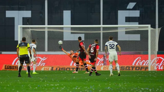 El golazo de Bruno Barticciotto (32) para Talleres. Se lo empató muy rápido Instituto (Nicolás Bravo / La Voz).