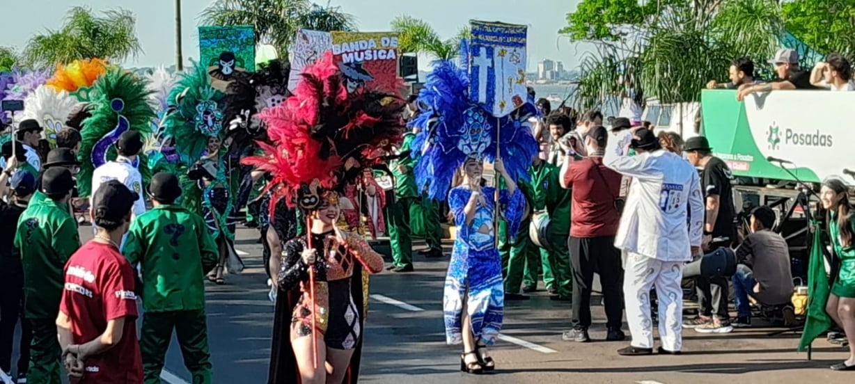 La Estudiantina posadeña 2025 entra en su recta final con las últimas noches de desfile.