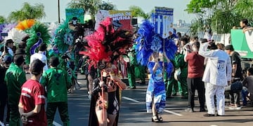 La Estudiantina posadeña 2025 entra en su recta final con las últimas noches de desfile.