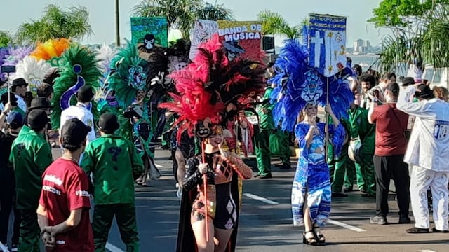 La Estudiantina posadeña 2025 entra en su recta final con las últimas noches de desfile.