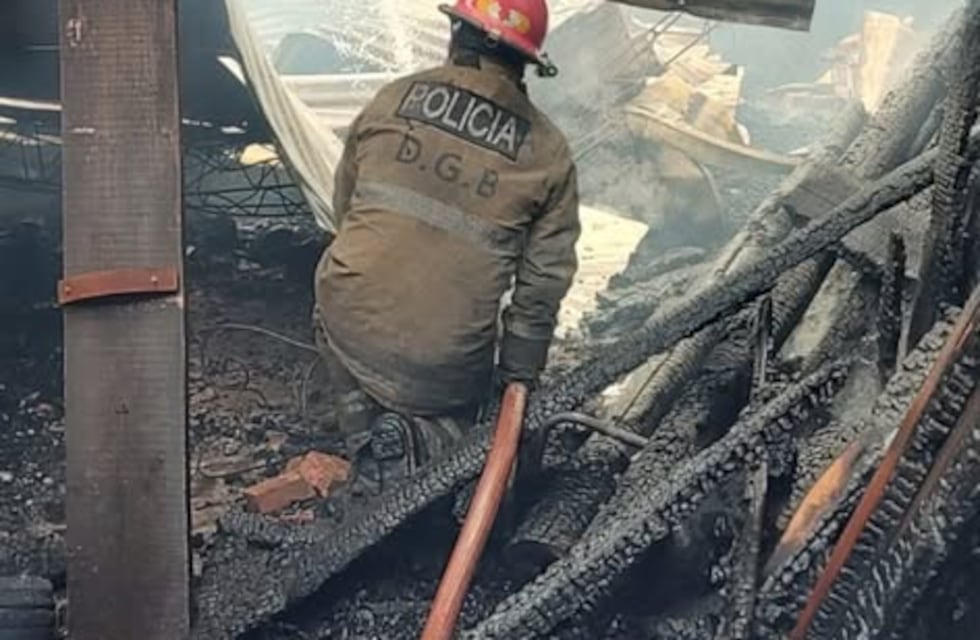 Operativo conjunto logró frenar un incendio en una carpintería