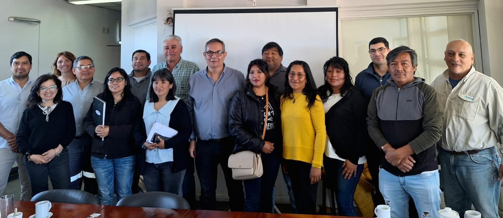 Funcionarios de Agua Potable y Saneamiento de Jujuy S.E. junto a los referentes y vecinos del asentamiento Aeroclub.