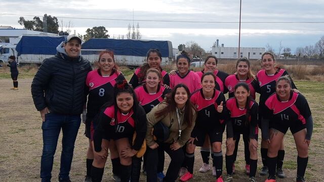 Las Cachos es uno de los 3 punteros disputadas dos fechas del campeonato de Fútbol Femenino.
