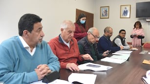 De izquierda a derecha Gustavo Echenique, Daniel Biondi y Víctor Aramayo, representantes del Colegio Médico de Jujuy que aportaron la opinión de la institución en torno a la Ley de Residencias en Ciencias de la Salud.