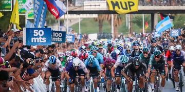 Un insólito momento se vivió en el sprint final de la Vuelta a San Juan 2023.
