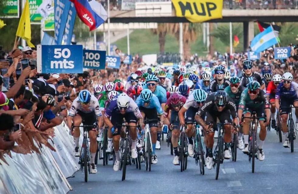 En medio del sprint final de la Vuelta a San Juan, un ciclista fue golpeado en la cara por un espectador
