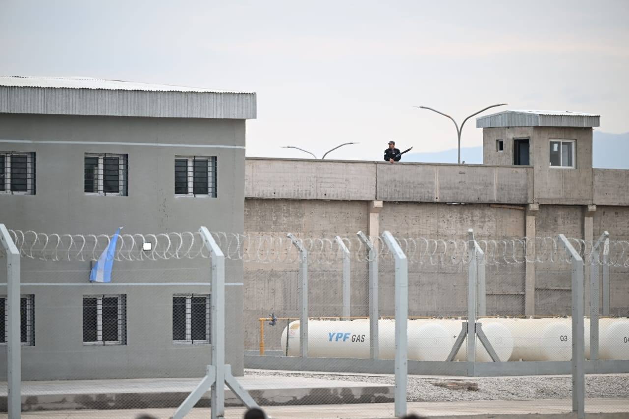 La inversión de $27 mil millones generó puestos de trabajo locales y mejora las condiciones de detención.