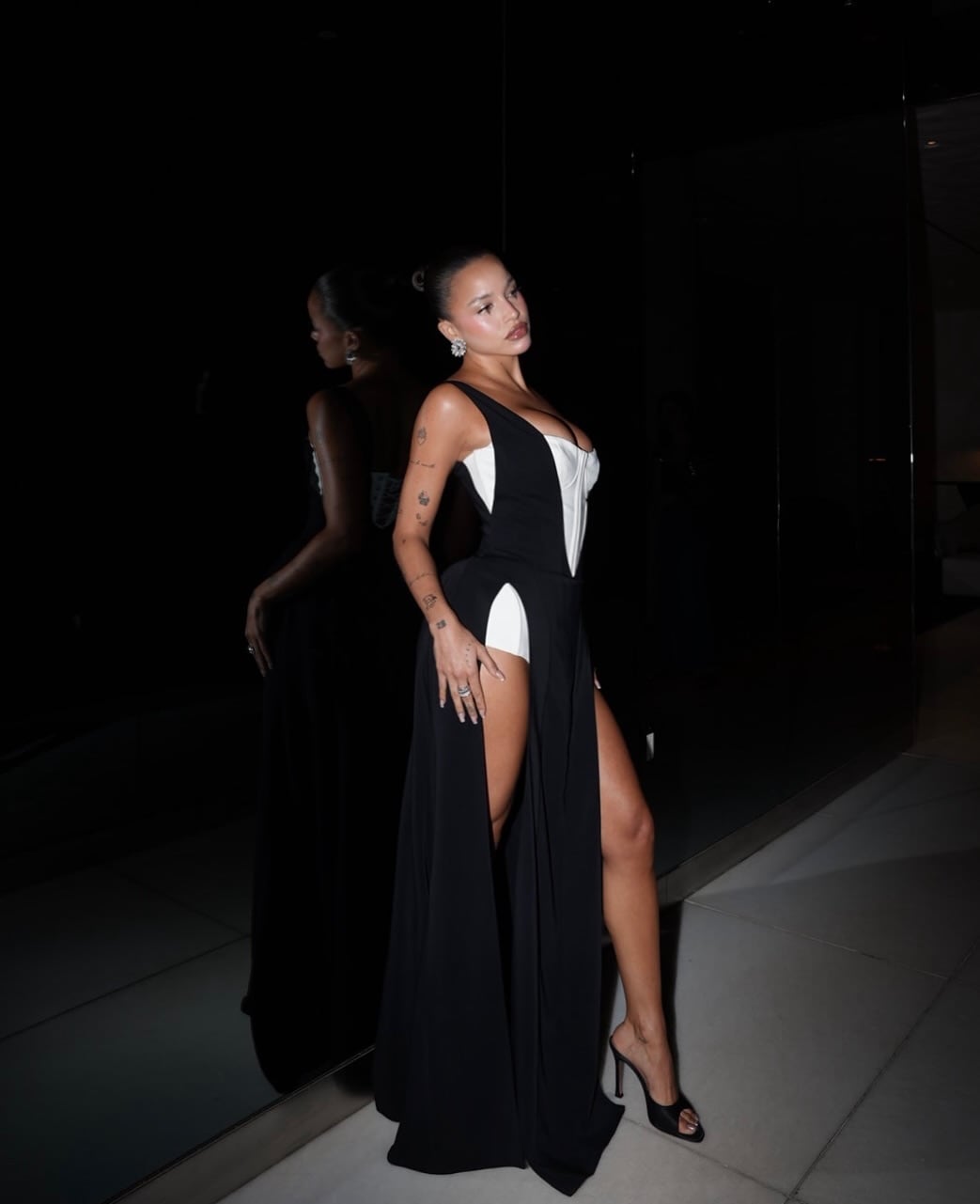 Emilia Mernes deslumbró con un look black and white y se convirtió en la estrella de la alfombra roja de unos importantes premios